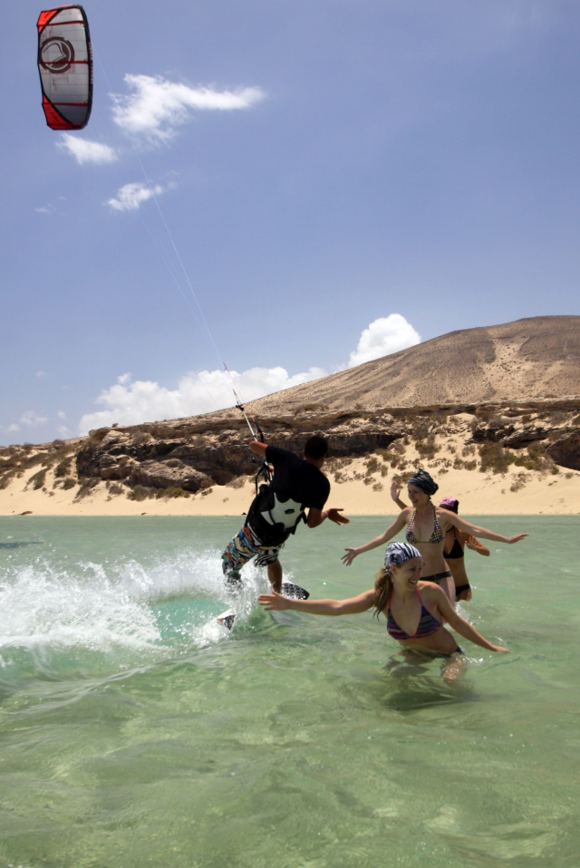  风筝冲浪和女孩 